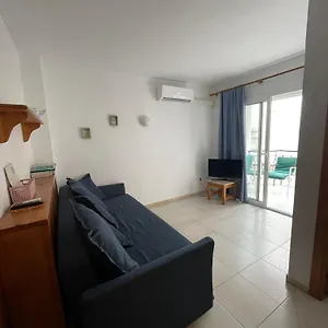 Con Piscina En El Centro De Appartement